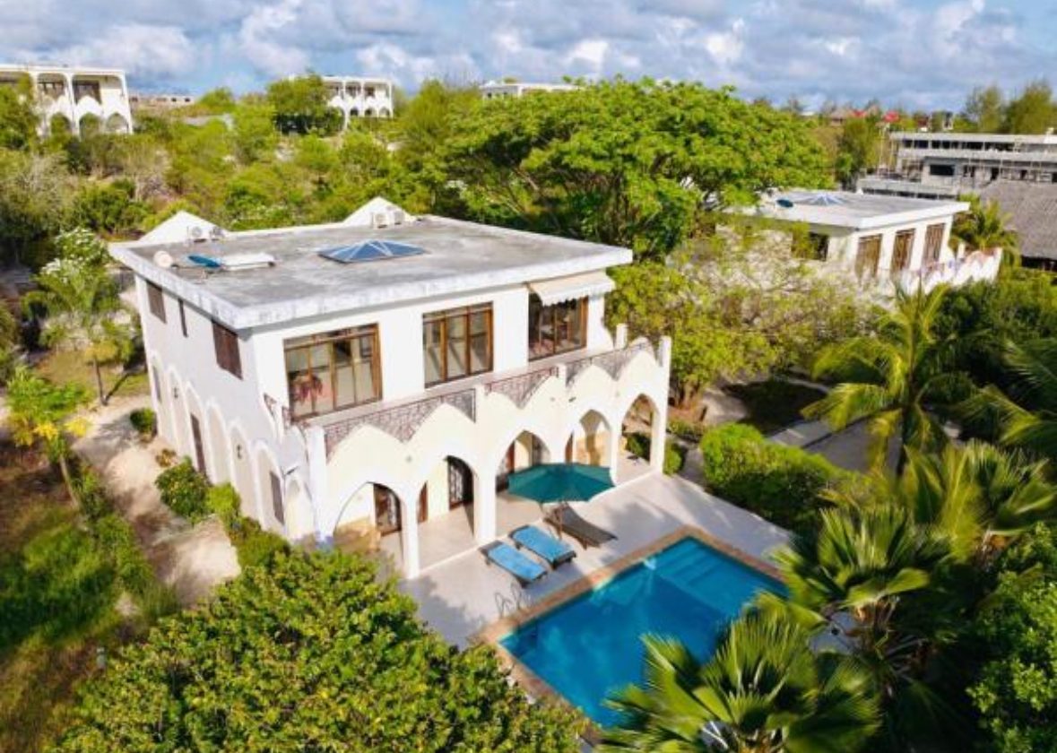 Hôtel à vendre à Paje – 5 villas avec piscine privée – photo 1